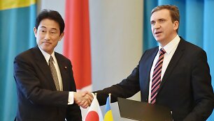 Pavelas &Scaron;eremeta kartu su Japonijos užsienio reikalų ministru Fumio Kishida