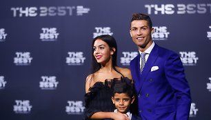 Cristiano Ronaldo su sūnumi ir drauge Georgina Rodriguez