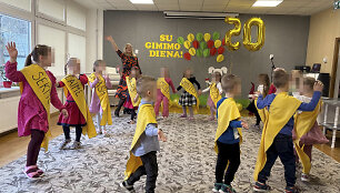 Kur&scaron;ėnų lop&scaron;elio-darželio &bdquo;Nyk&scaron;tukas&ldquo; auklėtiniai direktorės jubiliejaus &scaron;ventėje