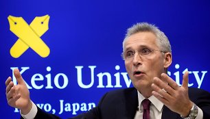 NATO vadovas Jensas Stoltenbergas Kejo universitete Tokijuje