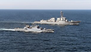 JAV karo laivas &bdquo;USS Jason Dunham&ldquo; (de&scaron;inėje)