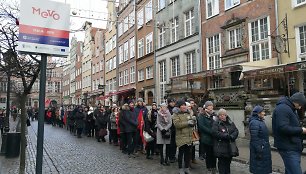 Prie Šv.Mergelės Marijos bazilikos nutįso eilės