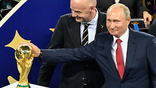 Vladimiras Putinas 2018 metais pasaulio čempionate Rusijoje apdovanojo finalo dalyvius.