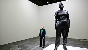 Britų menininkas Thomas J. Price'as prie savo darbo &bdquo;Moments contained&ldquo;, Bazelio meno mugėje, 2022