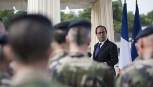 Francois Hollande'as tarp Prancūzijos karių