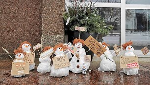 Pirmadienio rytą Klaipėdos rajono savivaldybės valdininkus pasitiko besmegenių protestas.
