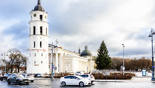 Vilniaus Kalėdų eglė jau Katedros aik&scaron;tėje