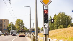 Vilniuje įrengta pirmoji vie&scaron;ajam transportui skirta &scaron;viesoforo sekcija