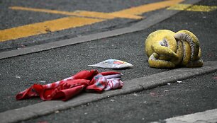 Liverpulio fanų atributika po nelaimės / PAUL ELLIS / AFP