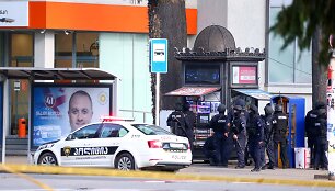 Policija prie banko filialo Zugdidžio mieste