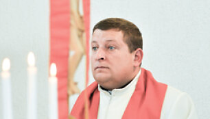 Kūlupėnų klebonas Mindaugas Nausėda