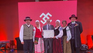 Neringos bendruomenei įteiktas sertifikatas už poledinės stintų žūklės bumbinant saugojimą.