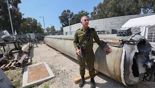Izraelis parodė iš Negyvosios jūros ištrauktą Irano paleistą balistinę raketą