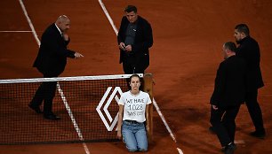 Protestantė „Roland Garros“ pusfinalyje