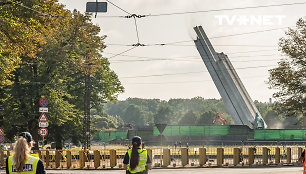 Rygoje griuvo paskutinė sovietinio monumento dalis