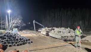 Žurnalistai buvo įleisti į nelaimės vietą ir pamatė i&scaron; pelkės i&scaron;trauktą &scaron;arvuotį