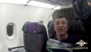 Į pilotų kabinę bandęs įsiveržti lėktuvo keleivis su lipnia juosta priri&scaron;tas prie kėdės