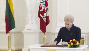 Vyriausybė grąžino įgaliojimus prezidentei.