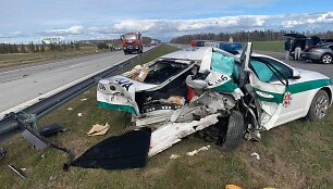 Greitkelyje į stovintį policijos automobilį rėžėsi pravažiuojanti ma&scaron;ina