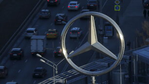 &bdquo;Mercedes-Benz&ldquo; logotipas ant naujų automobilių salono Maskvoje 