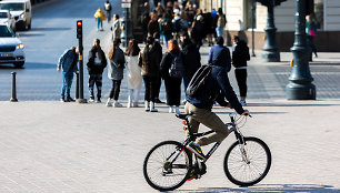 Į darbą – su dviračiu: patarimai, kaip važiuoti judriomis gatvėmis