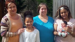 Brianna Worthy (de&scaron;inėje) su mama, seserimi, senele ir dukra
