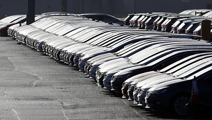 I&scaron;rikiuoti &bdquo;Vauxhall&ldquo; automobiliai gamykloje Didžiojoje Britanijoje
