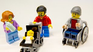 &bdquo;Lego&ldquo; pristatė kaladėlių figūrėlę invalido vežimėlyje