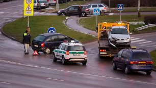 Vilniuje gatvės virto čiuožykla, žmonės įstrigo didžiulėse spūstyse