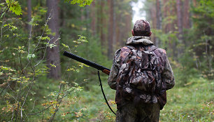Vyriausybė pritaria privalomam medžiotojų draudimui, bet projektą siūlo tobulinti