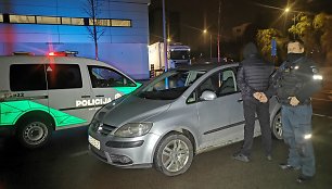 Girtas „Volkswagen“ ekipažas į akistatą su Panevėžio policija reagavo skirtingai – vienas dėjo į kojas, kitas liko snausti