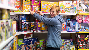Žaislų parduotuvės "Žaislų Karalystė" pardavėja Teresė ir žaislai