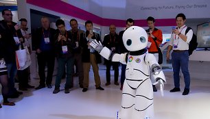 Šokantis robotas parodoje „Mobile World Congress“