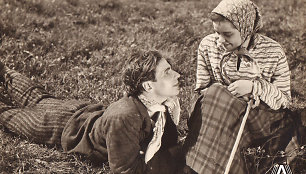 1931 m. filmo „Onytė ir Jonelis“ kadras. Jonelis (Vladas Sipaitis) ir Onytė (Vanda Lietuvaitytė)