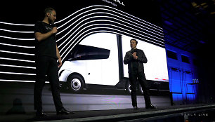 Elonas Muskas pristatė elektrinį vilkiką „Tesla Semi“