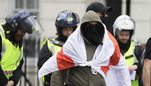 Londone į demonstracijas susirinko šimtai žmonių