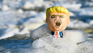 Donaldo Trumpo žaislinė figūrėlė sniege / IMAGO/Christian Ohde / IMAGO/Christian Ohde