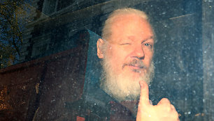 Balandžio 11 d. „Wikileaks“ įkūrėjas Julianas Assange'as atvyksta į teismo rūmus po suėmimo Londone