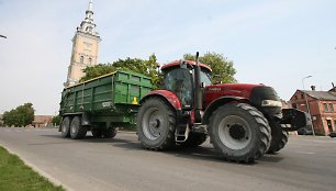 Žemdirbiai pradeda pilti šiemetinius aruodus