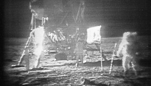 Neryškus kadras iš tiesioginės transliacijos: „Apollo 11“ astronautai Neilas Armstrongas ir Edwinas Aldrinas Mėnulyje