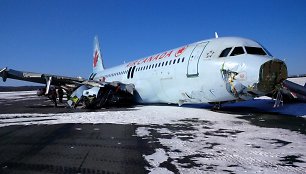 „Air Canada“ lėktuvas po nesėkmingo nusileidimo