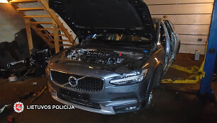 &Scaron;vedijoje pavogtas apynaujis &bdquo;Volvo&ldquo; rastas jau ardomas Klaipėdos rajono sandėlyje