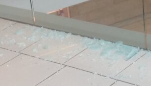 Prekybos centre &bdquo;Europa&ldquo; sudužo stiklo konstrukcija, sumontuota prie laiptų turėklo.
