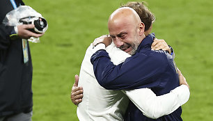 Gianluca Vialli ir Roberto Mancini apsikabino po to, kai Italija baudinių serijoje įveikė Angliją.