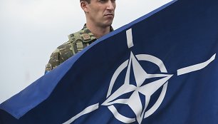 NATO vėliava