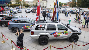 „Jeep Club Lithuania“ automobilių kolonos startas nuo Gedimino kalno papėdės Vilniuje