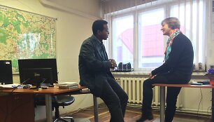 R.Ramanauskienė kalbasi su britų žurnalistu R.Omaaru