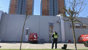 Pirminiais duomenimis paauglys i&scaron;krito i&scaron; daugiabučio, esančio greta prekybos centro, balkono. Vaikino kūnas nukrito ant parduotuvės stogo..