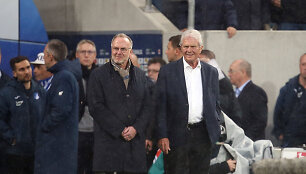 &bdquo;Bayern&ldquo; sirgaliai svečių stadione i&scaron;kėlė Dietmarą Hoppą įžeidžiantį plakatą.