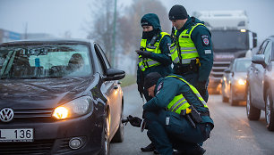 Klaipėdoje pirmadienio rytą tikrintos automobilių padangos.